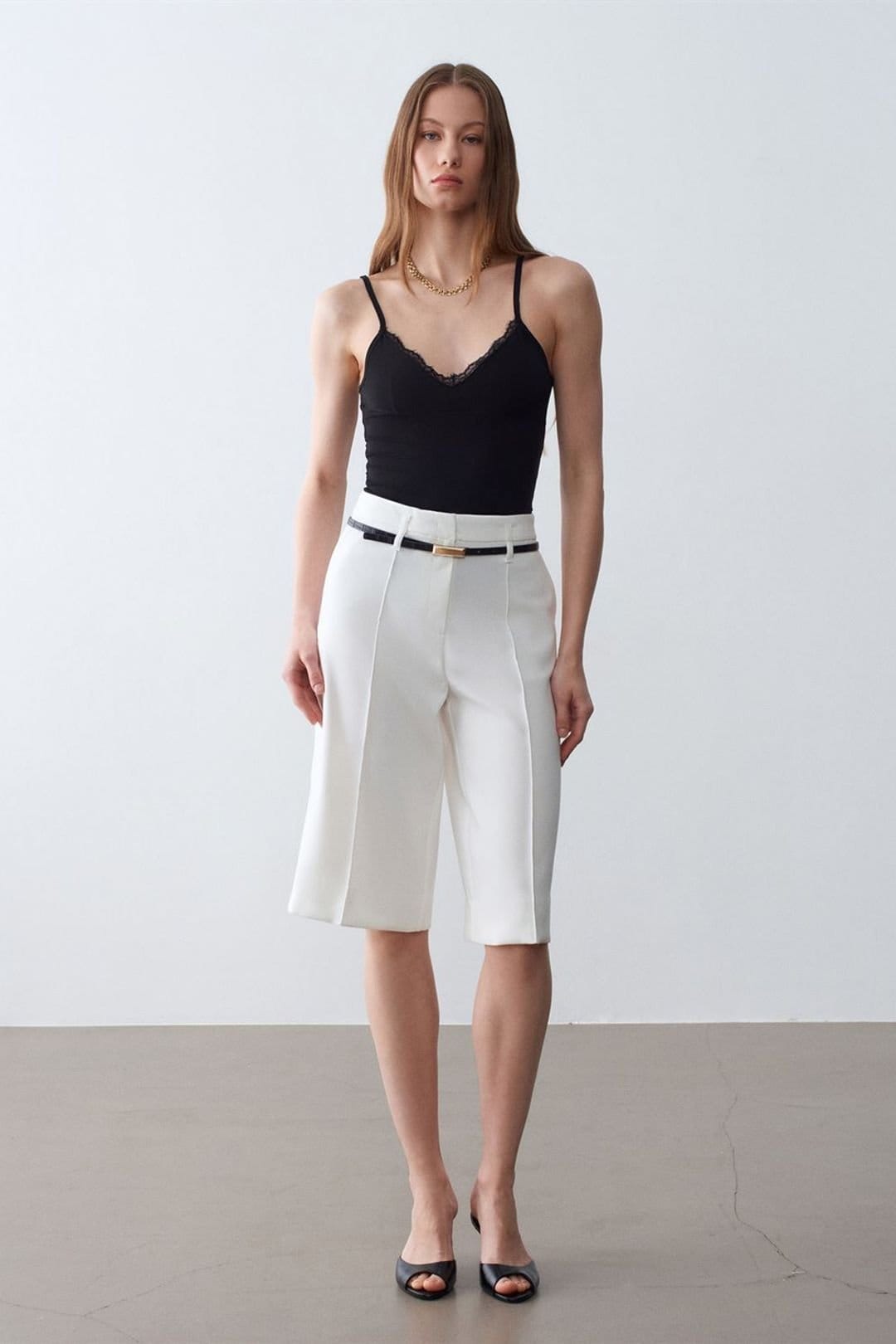 Dilvin Dilvin Women's High-waist Wide-leg Crepe Shorts With Belt in Off-White - 1