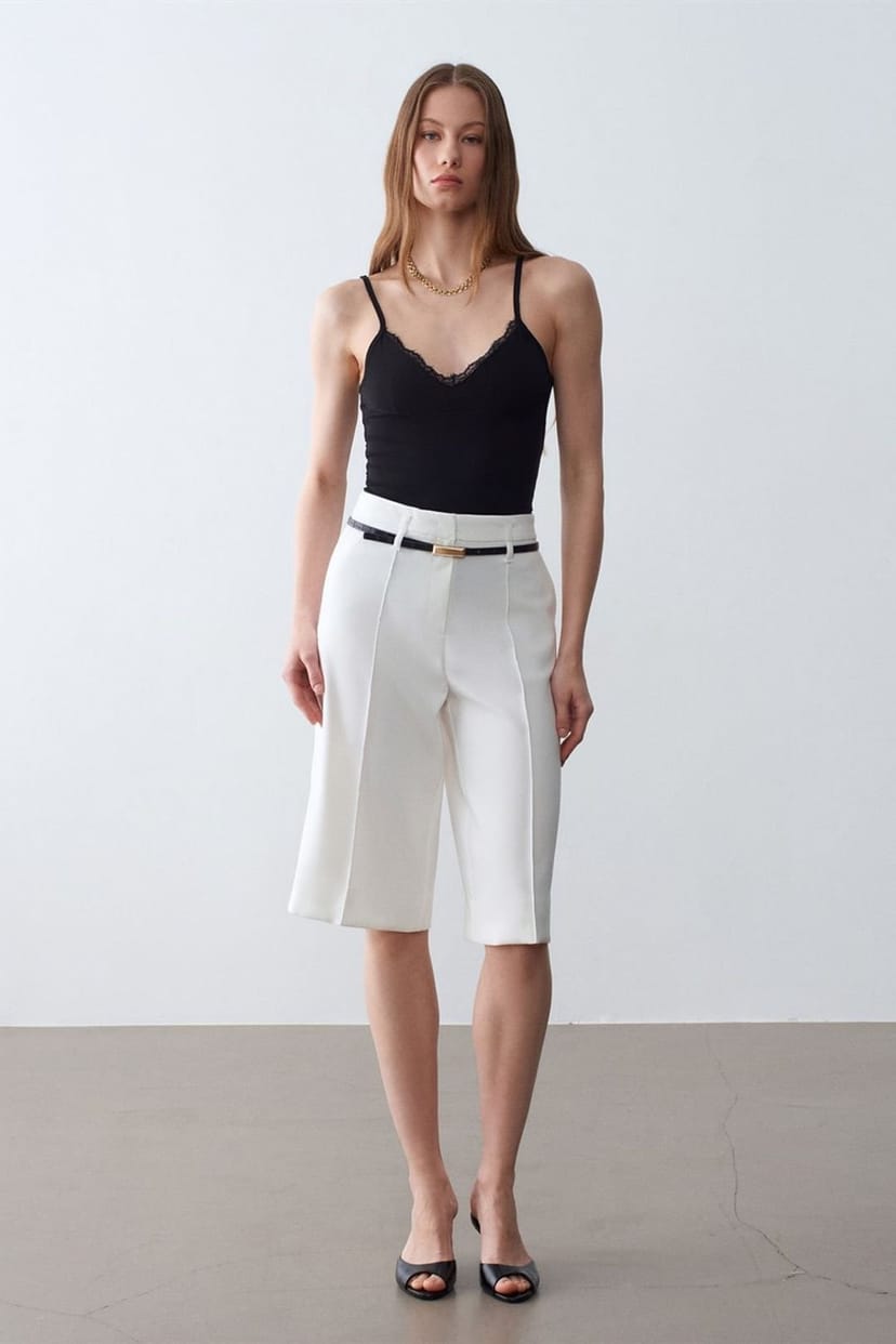 Dilvin Dilvin Women's High-waist Wide-leg Crepe Shorts With Belt in Off-White - 1