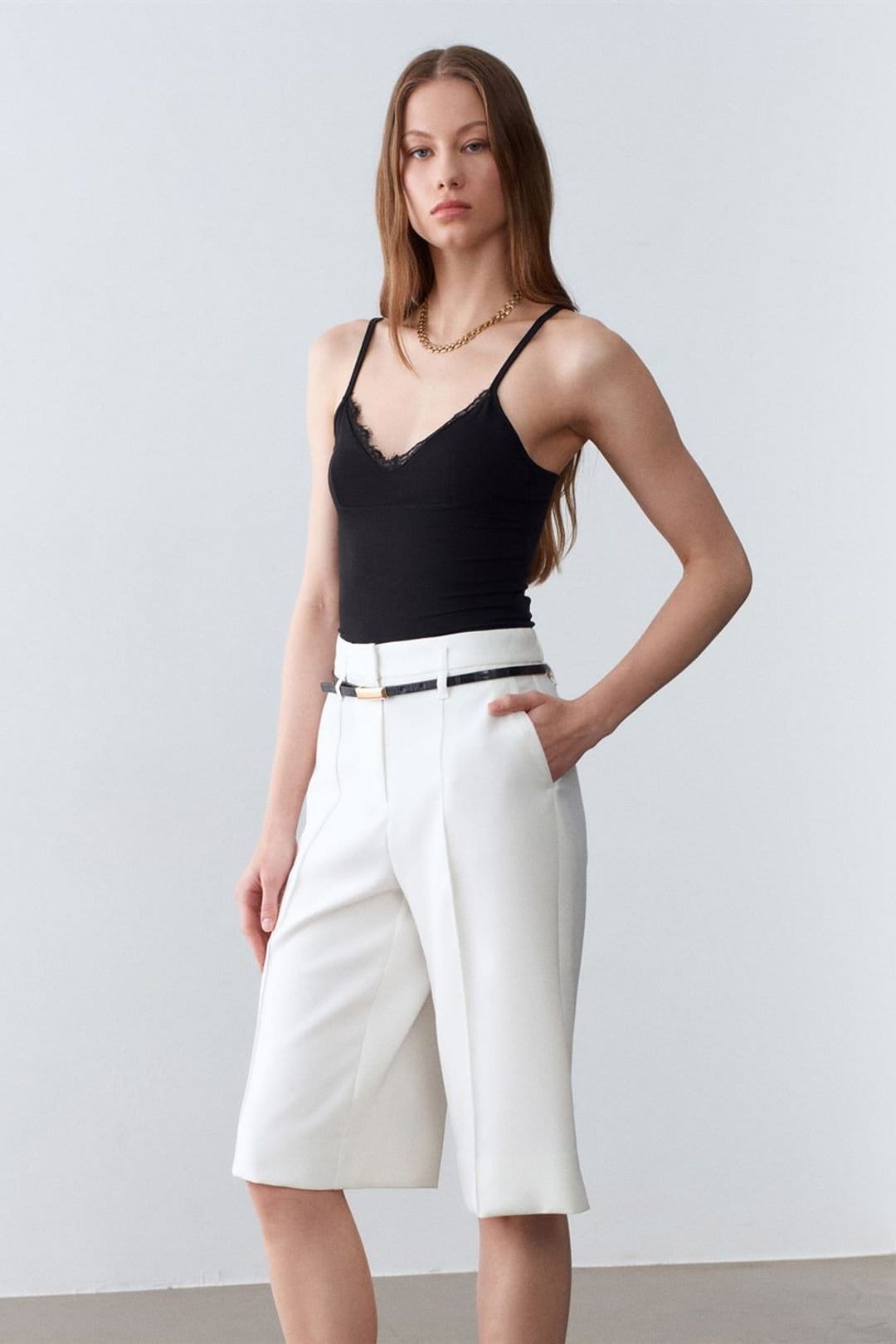 Dilvin Dilvin Women's High-waist Wide-leg Crepe Shorts With Belt in Off-White - 4