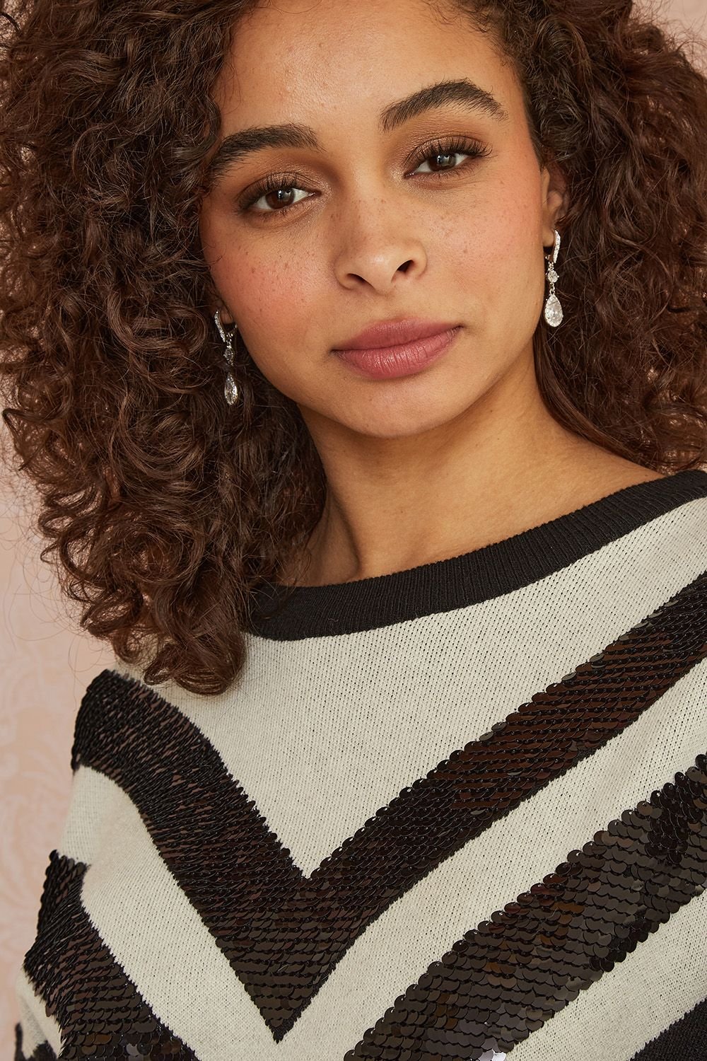 Yumi Yumi Women's Black Zig Zag Knitted Relaxed Jumper With Sequins - 4