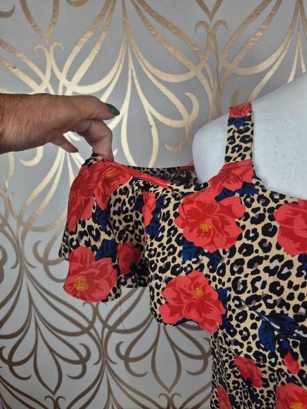 Papaya Papaya curve floral cold shoulder top blouse size 20