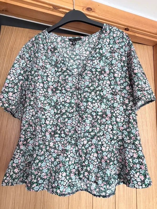 New Look Ladies floral top New Look size 14