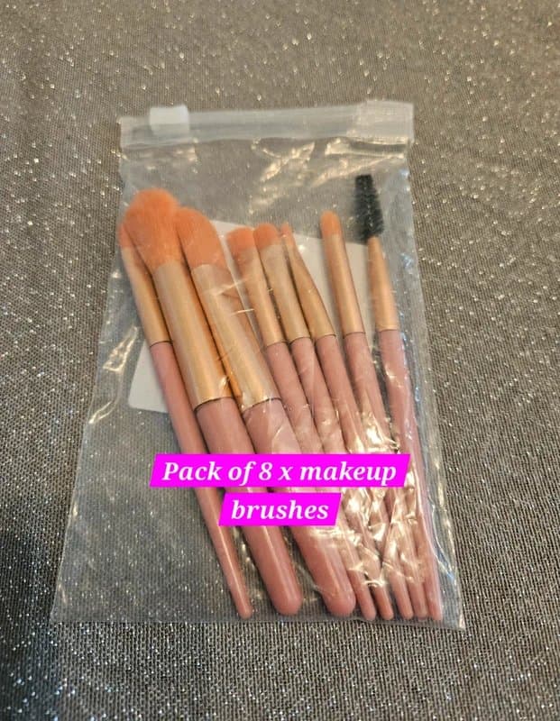 Popfeel Sell New Cream & gold makeup case, 8 brushes,3 sponges,9 eye pallet, cherry hand set, Rrp £30,