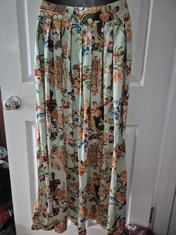 ASOS Immaculate Ladies Asos stunning pleated midi skirt size 8 so pretty