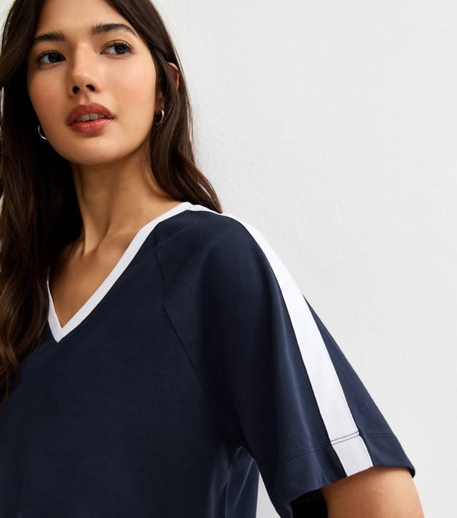New Look Women's Navy V-Neck Football T-Shirt New Look - 2