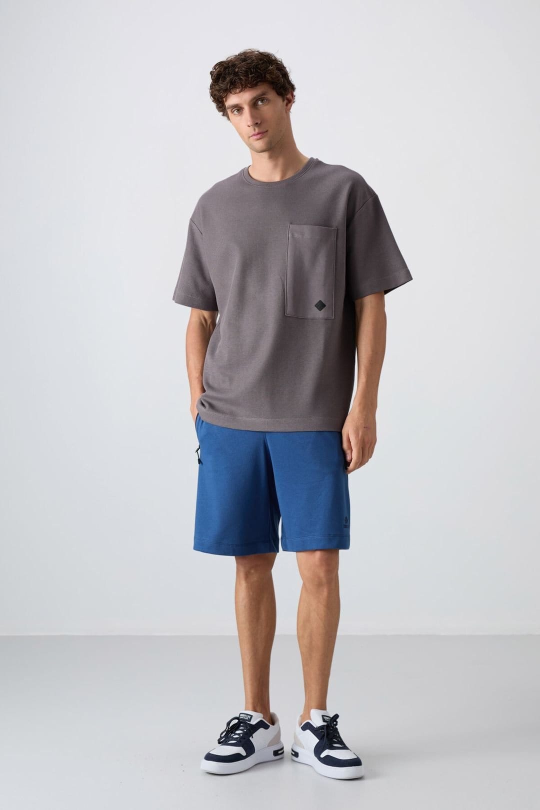 Tommy Life Tommy Life Men's Oversized Cotton-Blend Crew Neck T-Shirt With Pocket in Charcoal - 4