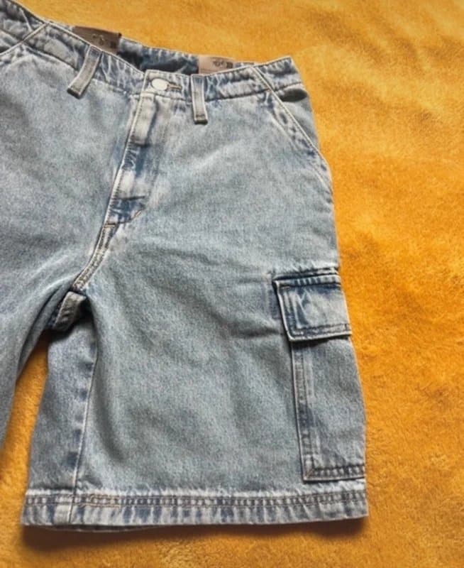 Levis Levi’s denim cute cargo shorts