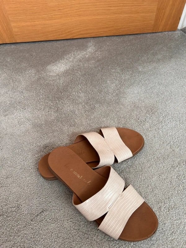 New Look Cream faux leather sliders - 1