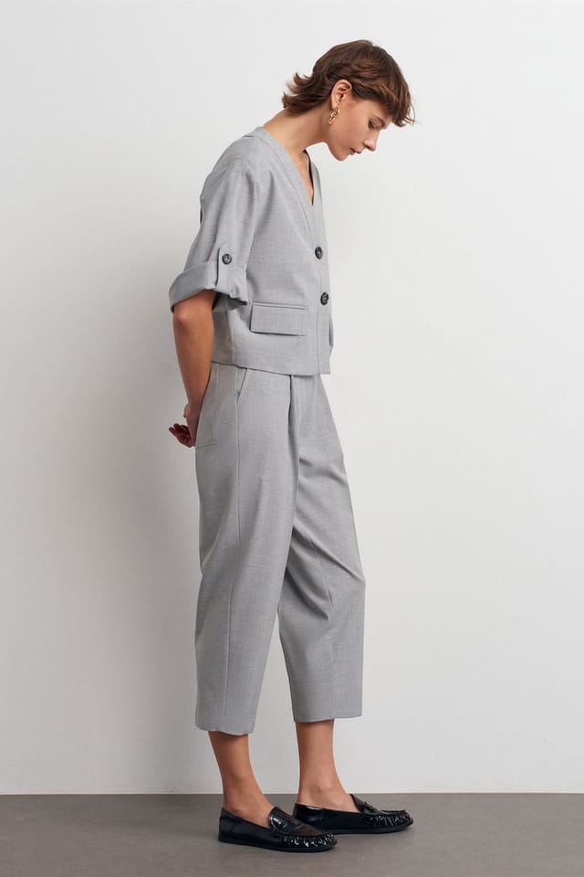 Dilvin Dilvin Women's High-Waist Straight Capri Trousers in Light Grey - 3
