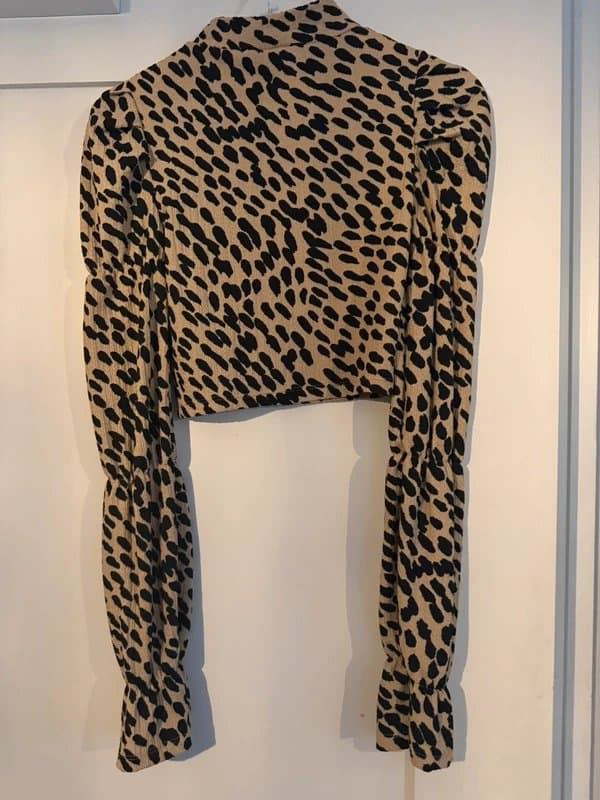 Bershka Bershka leopard print top with gathered sleeves. Size XS.