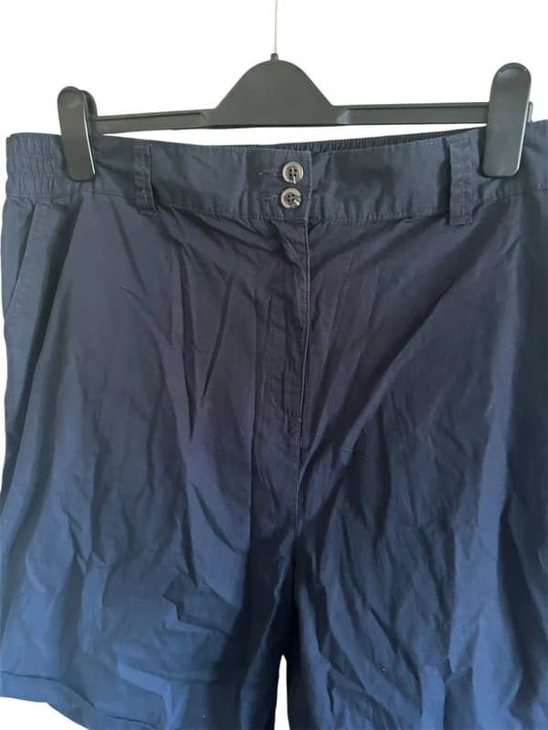 Everyday A paint of women’s navy elasticated waistband shorts. Size 22