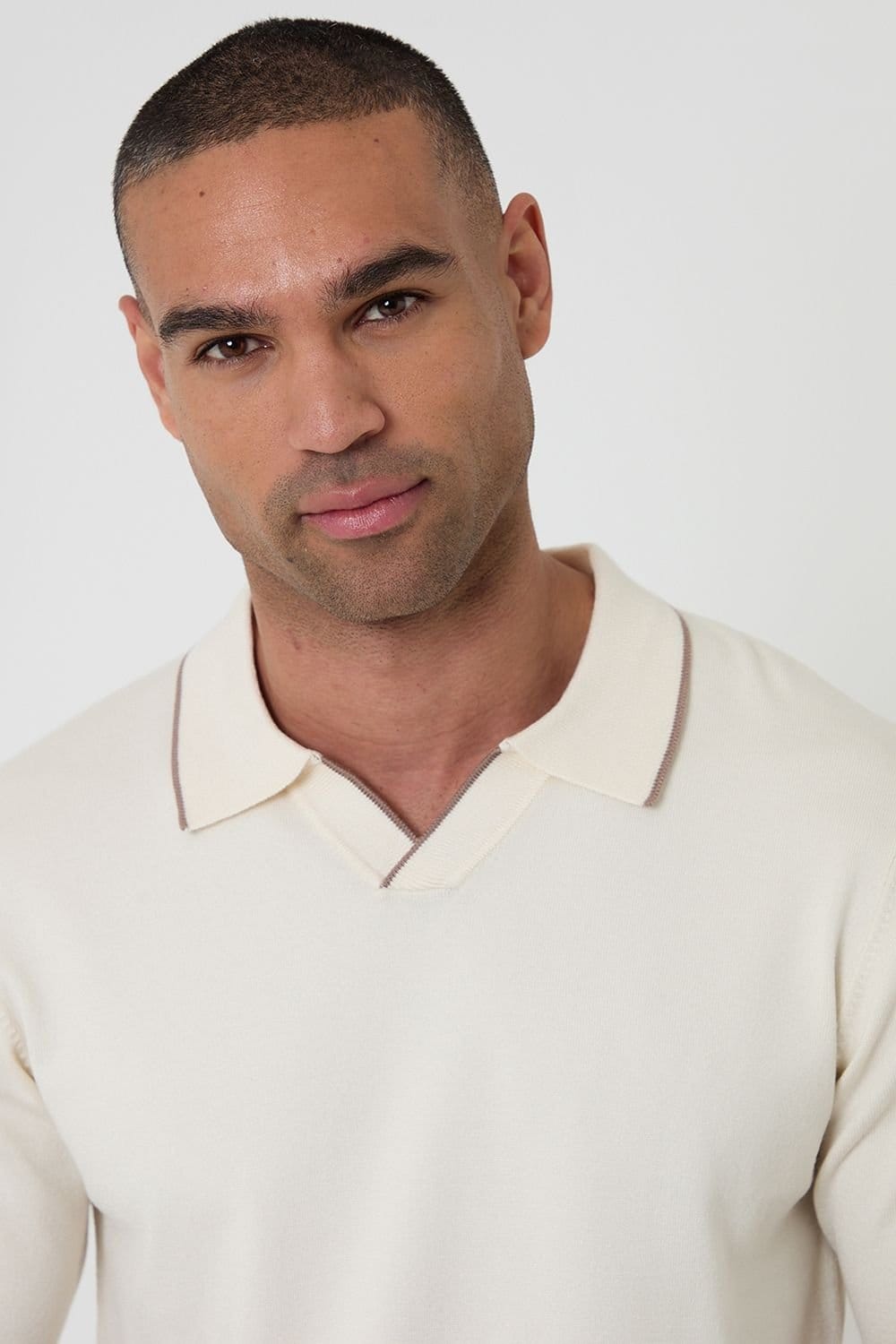 Threadbare Threadbare Men's Knitted Contrast Tipping Trophy Neck Polo in Natural - 4