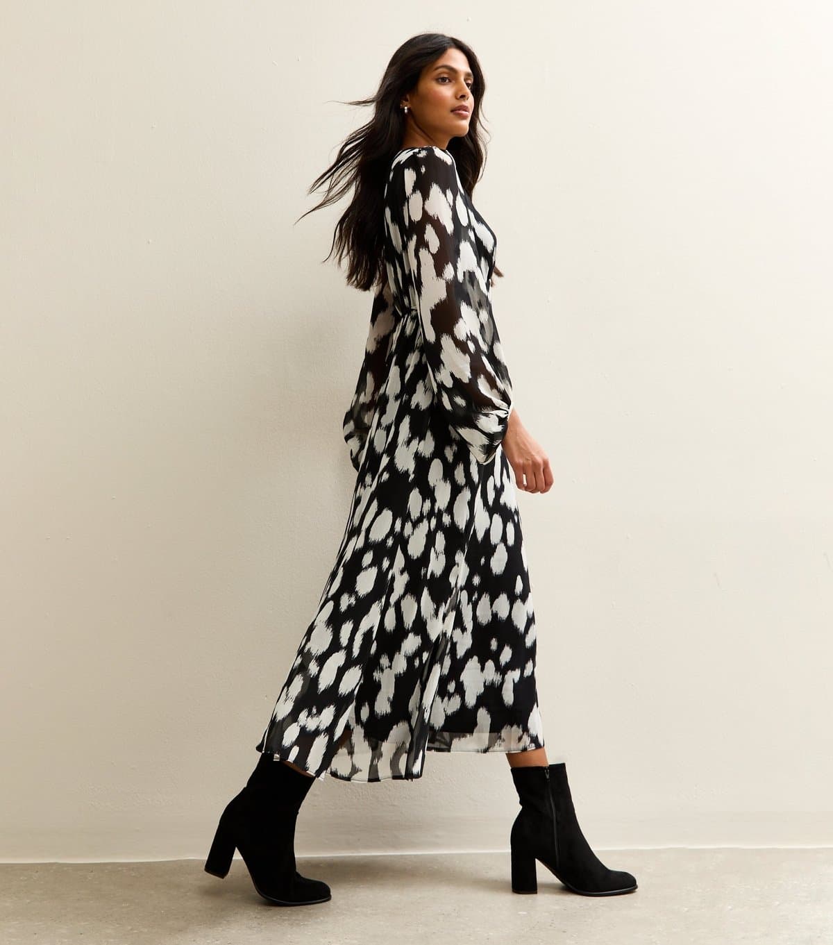 New Look Women's Black and White Printed Chiffon Midi Dress New Look