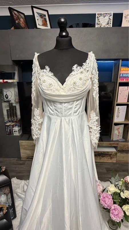Wedding NWT Stunningly detailed wedding dress size XL (12-14)