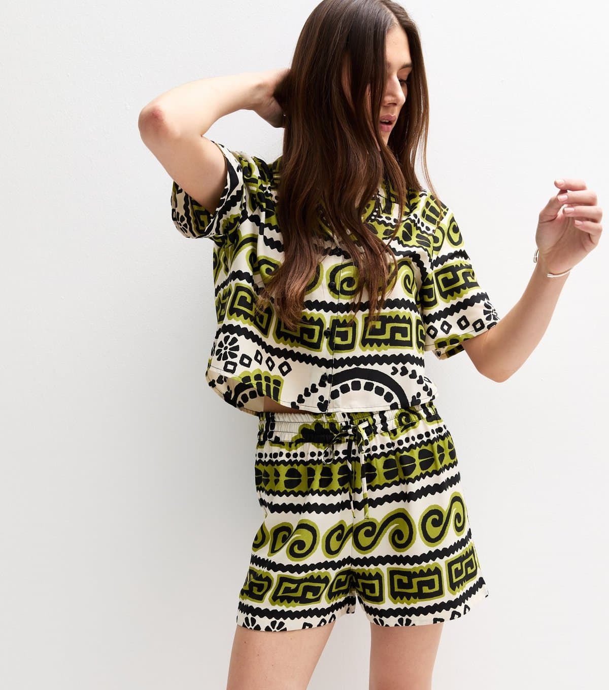 New Look Women's Cream Border Print Relaxed Shorts New Look