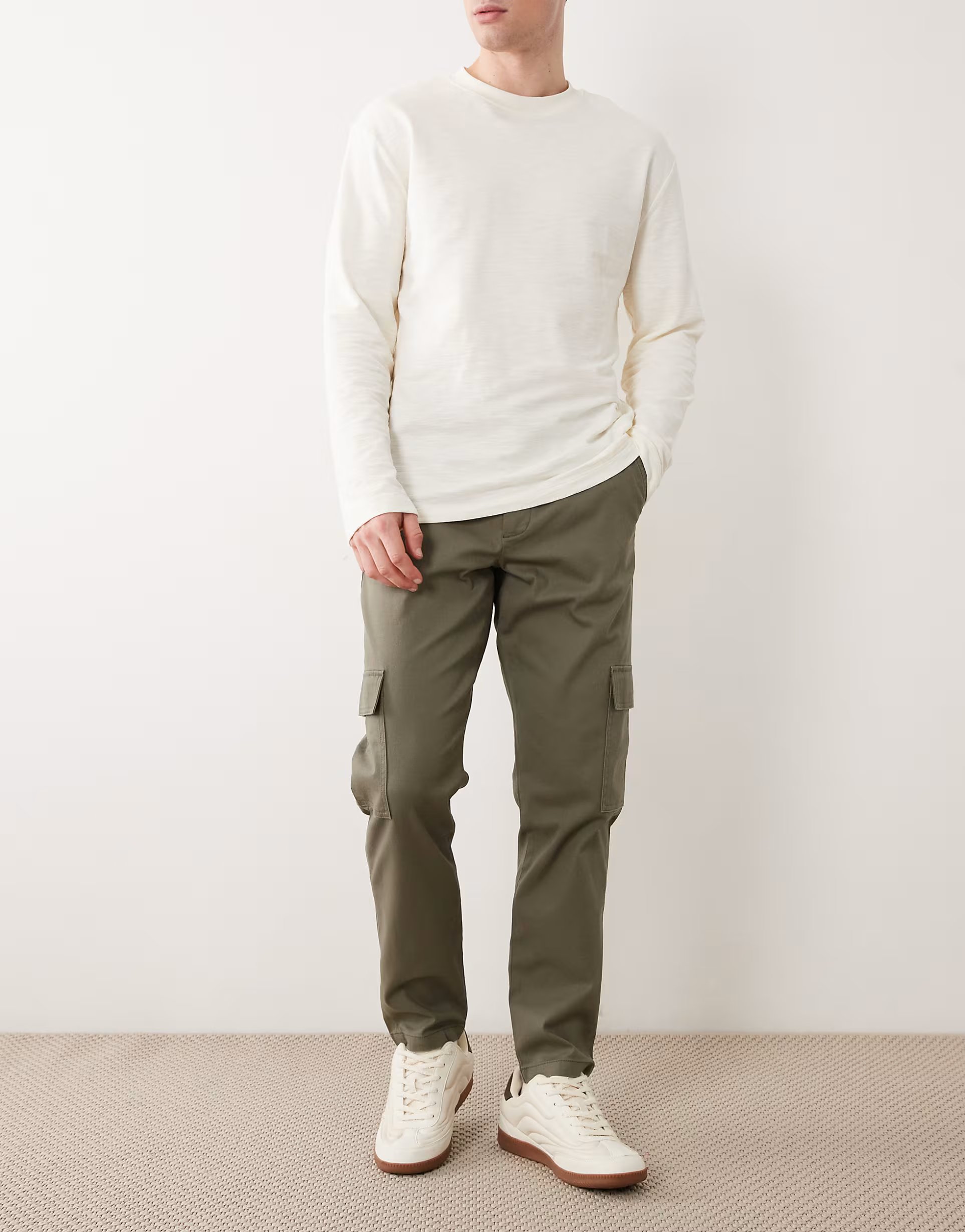 ASOS ASOS DESIGN tapered cargo trousers in khaki - 1