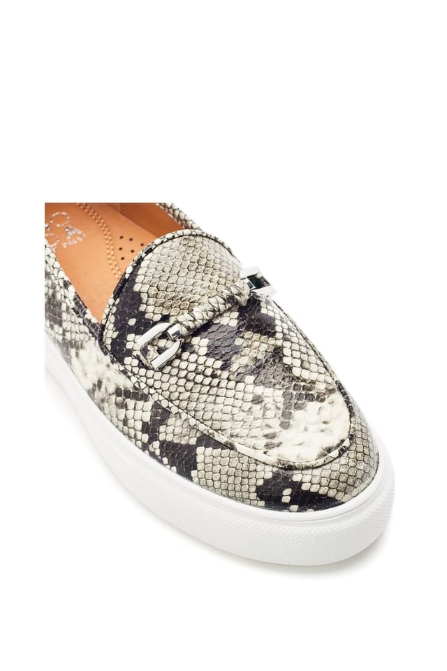 Moda In Pelle Moda In Pelle Women's 'Ettala' Snake Print Loafers in Grey - 2