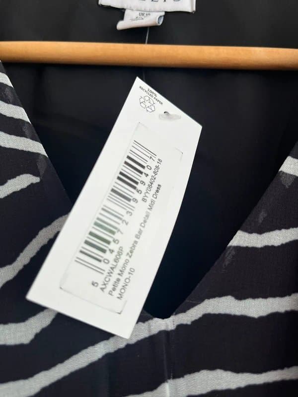 Wallis Wallis PETITE zebra print knee length dress with broach detail to the front.