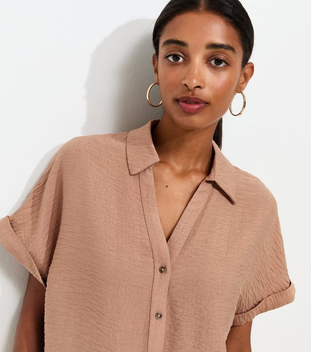 New Look Women's Mink Crinkle Texture V-Neck Short Sleeve Shirt New Look - 2