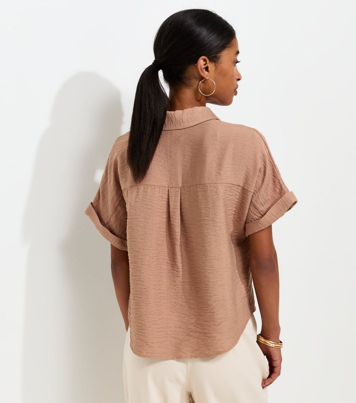 New Look Women's Mink Crinkle Texture V-Neck Short Sleeve Shirt New Look - 4