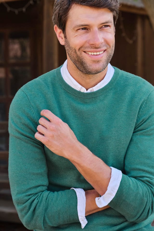 WoolOvers WoolOvers Men's Cashmere Merino Crew Neck Jumper in Bright Green - 2