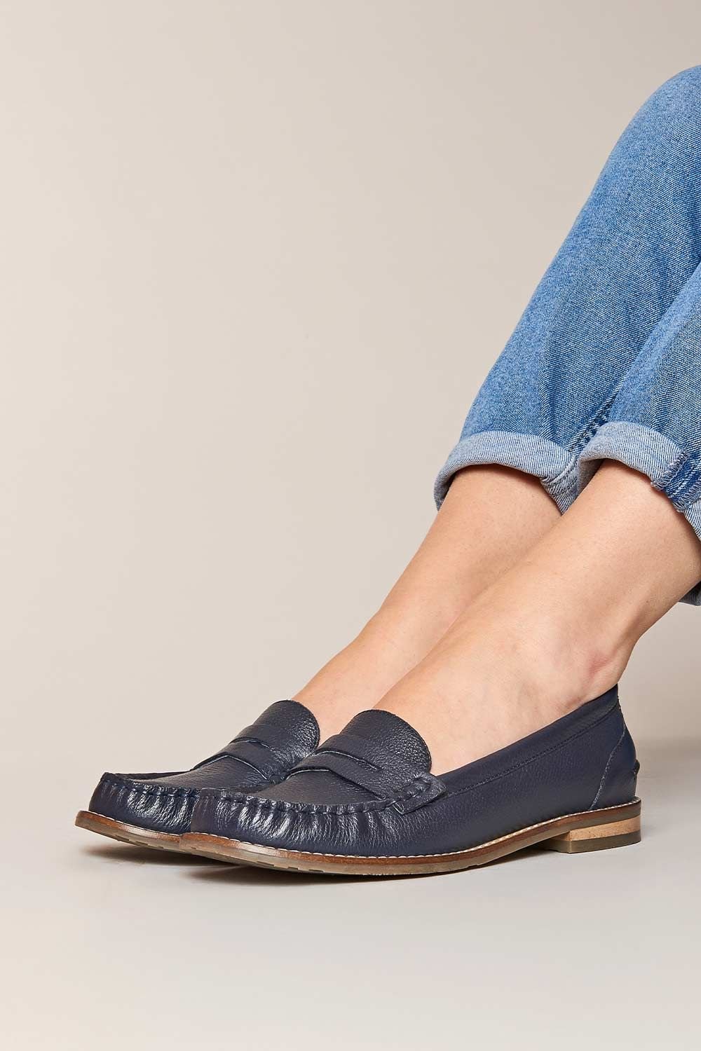 Moshulu Moshulu Women's 'Petrel Leather' Leather Penny Loafers in Indigo - 2