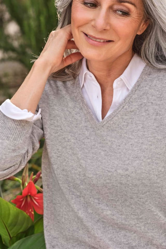WoolOvers WoolOvers Women's Cashmere & Merino V Neck Jumper Womens in Light Grey - 2