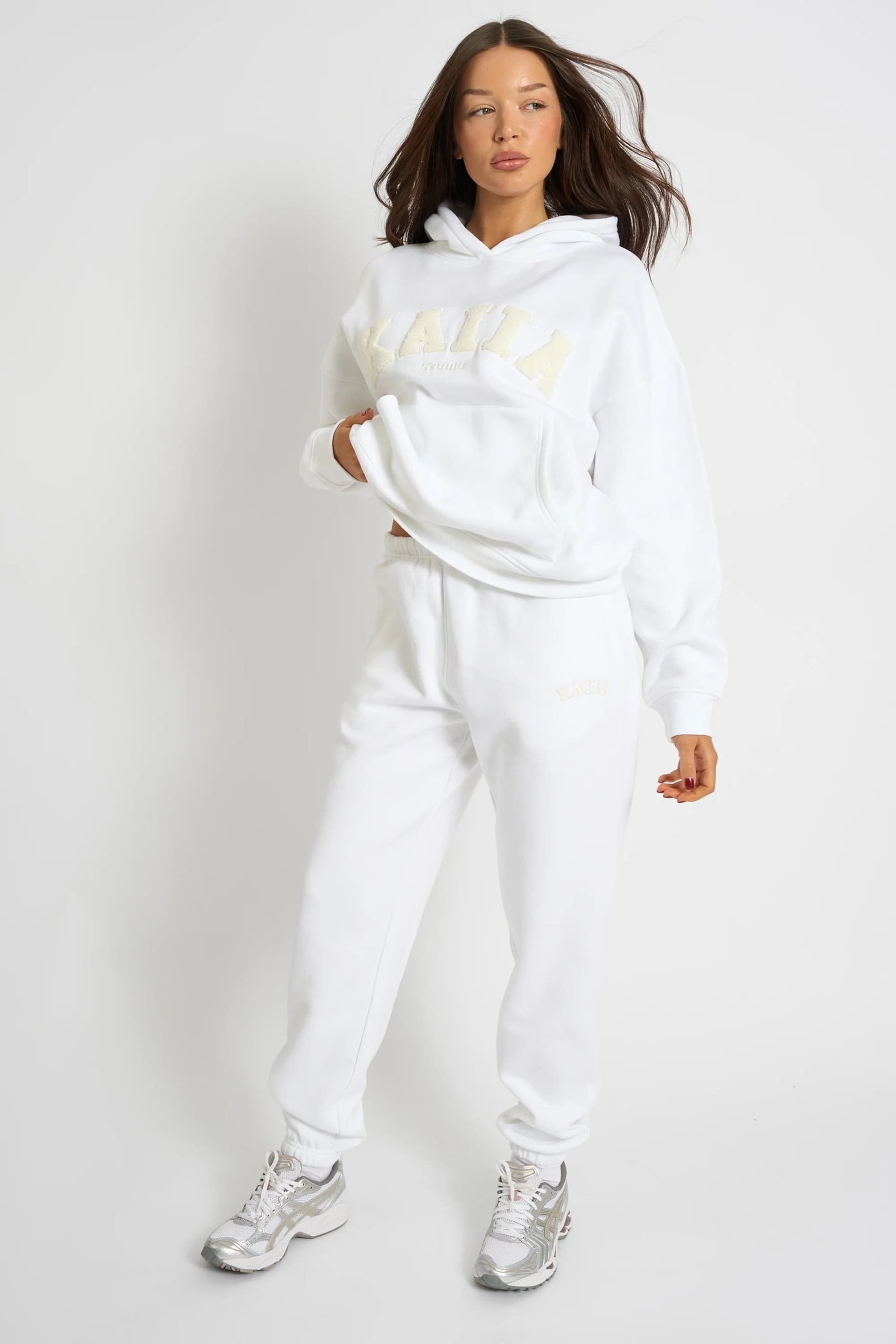 Kaiia Kaiia Logo Cuffed Joggers in Cream