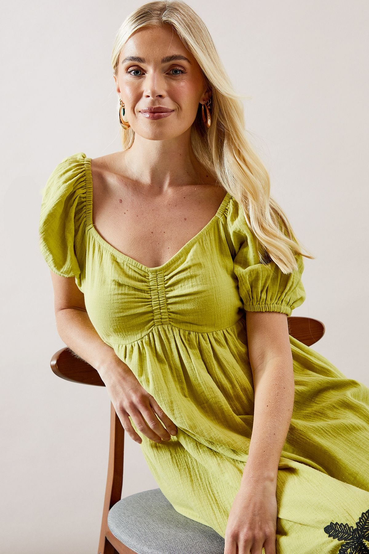 Wallis Wallis Women's Petite Palm Embroidered Textured Midi Dress in Olive - 4