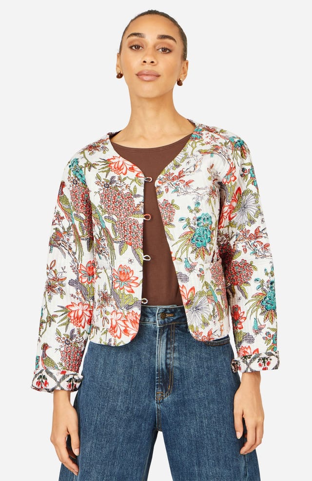 Yumi Yumi Women's White Peacock Print Reversible Cotton Quilted Jacket in Off-White - 2