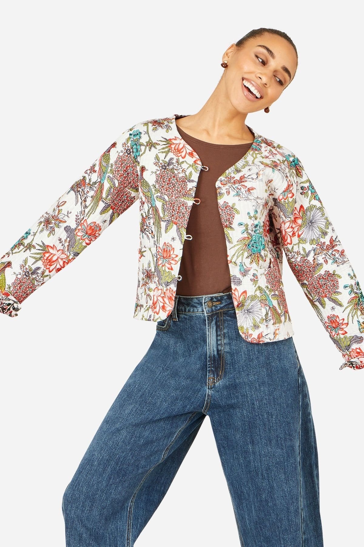 Yumi Yumi Women's White Peacock Print Reversible Cotton Quilted Jacket in Off-White - 4