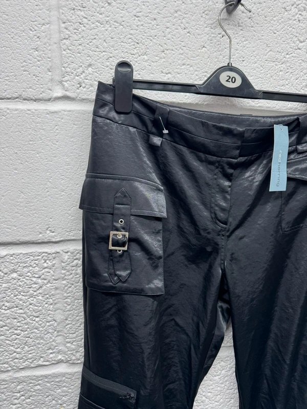 Red Herring Women’s red herring silky feel black trousers size 18 cropped ruched - 1