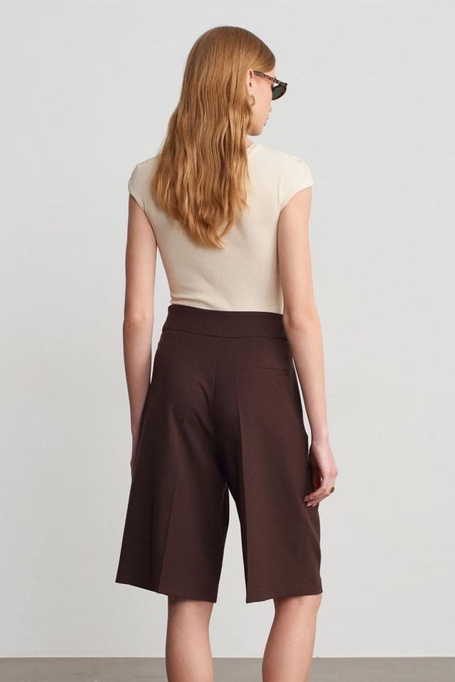 Dilvin Dilvin Women's High-Waist Wide-Leg Tailored Shorts With Belt in Chocolate - 2