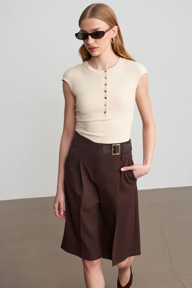 Dilvin Dilvin Women's High-Waist Wide-Leg Tailored Shorts With Belt in Chocolate - 3