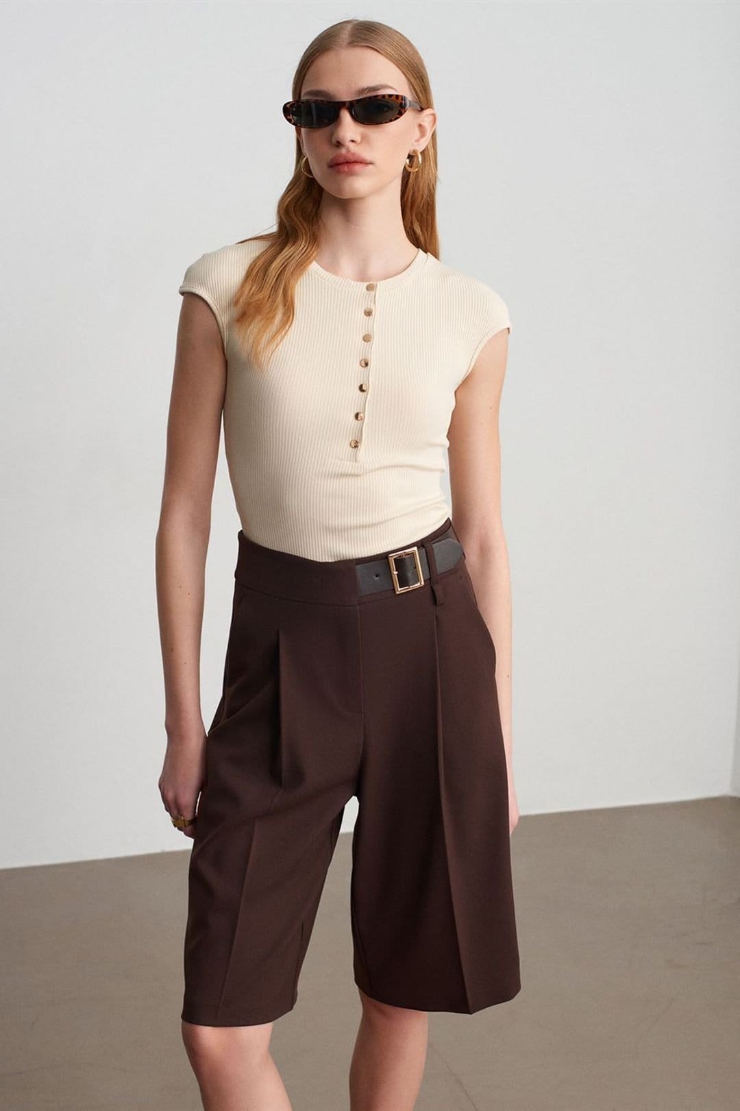 Dilvin Dilvin Women's High-Waist Wide-Leg Tailored Shorts With Belt in Chocolate - 4