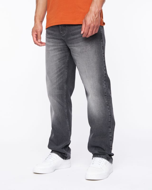 Duck&Cover Duck&Cover Rushawn Men's Modern Slim-Fit Jeans in Black - 2