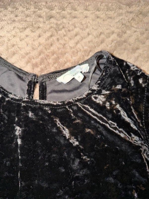 New Look New look crushes velvet black top