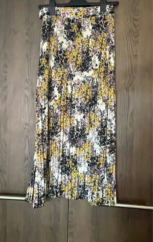 Topshop Topshop micro pleated floral chiffon midi skirt Size 8 Worn Once.