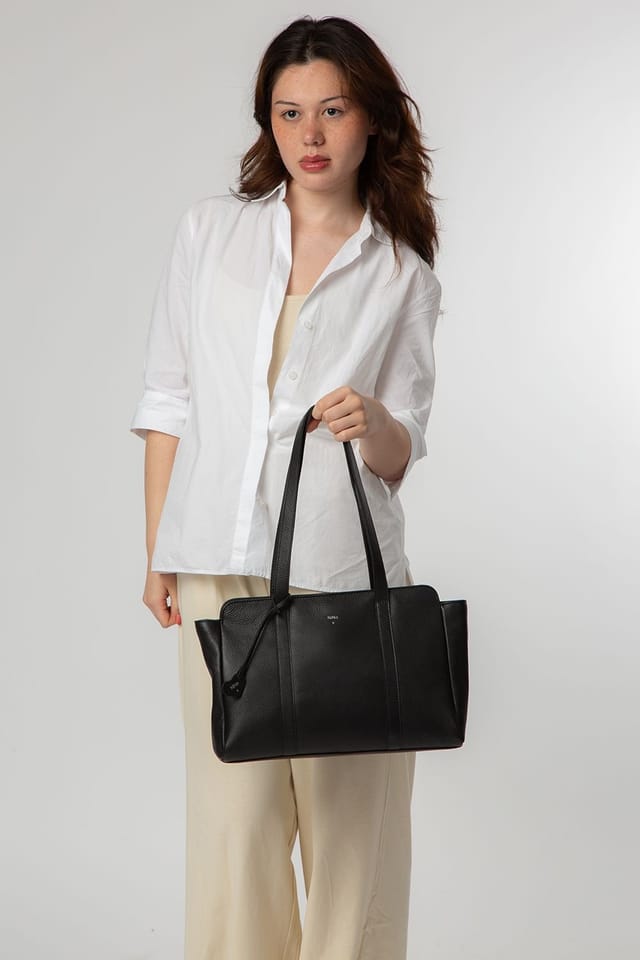 NiNa Amora NiNa Amora Women's 'Ines' Leather Handbag in Black - 2