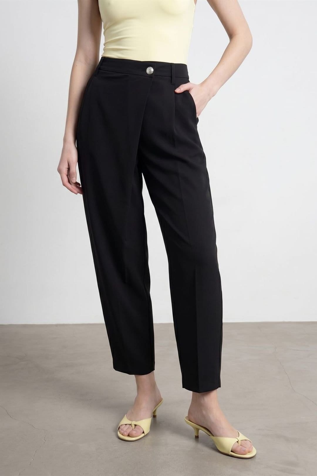 Dilvin Dilvin Women's High-Waist Wide-Leg Crepe Trousers in Black - 4
