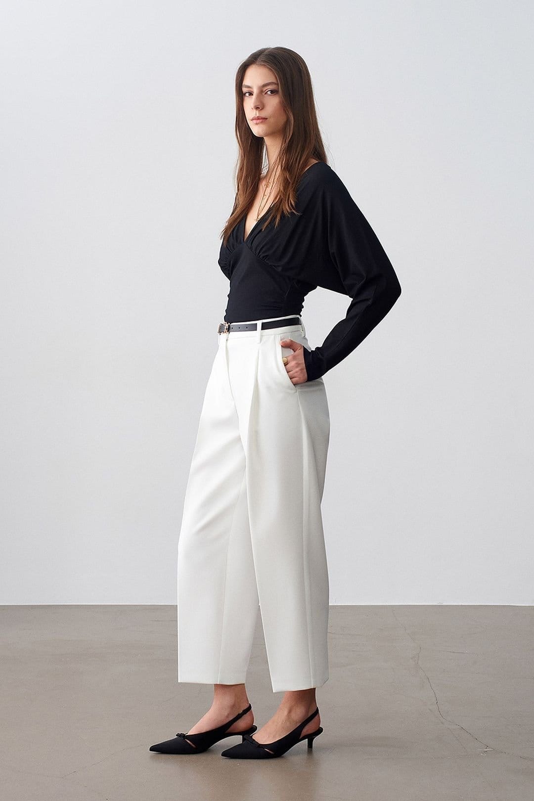 Dilvin Dilvin Women's Straight-leg Pleated Tailored Trousers in Off-White - 4