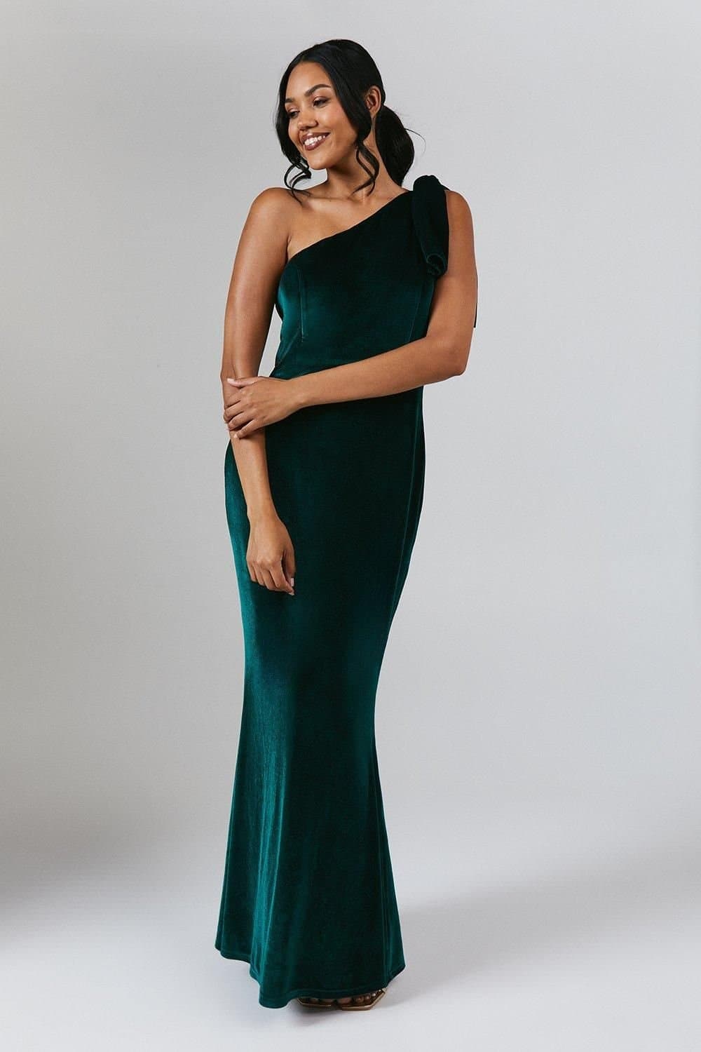 Coast Coast Women's Bow One Shoulder Velvet Bridesmaid Maxi Dress in Emerald