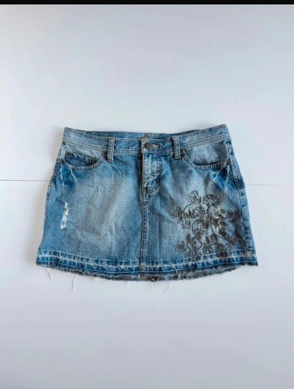 Amisu Vintage Y2K Denim Mini Skirt with Embroidered Floral Detail