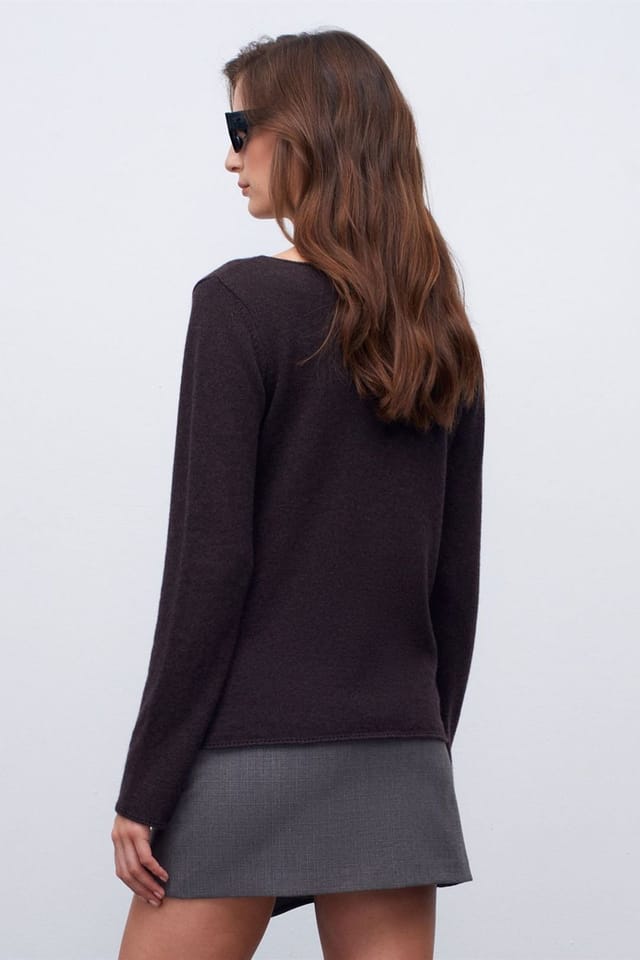 Dilvin Dilvin Women's Cashmere Ribbed Boat Neck Sweater in Dark Brown - 2