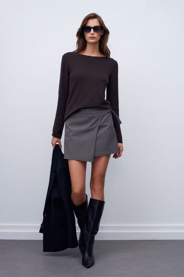 Dilvin Dilvin Women's Cashmere Ribbed Boat Neck Sweater in Dark Brown - 3