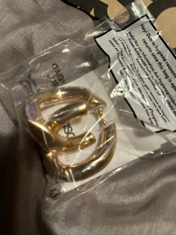 ASOS Design Asos Design hoop earring with large twist link design in gold tone - No Size - 1