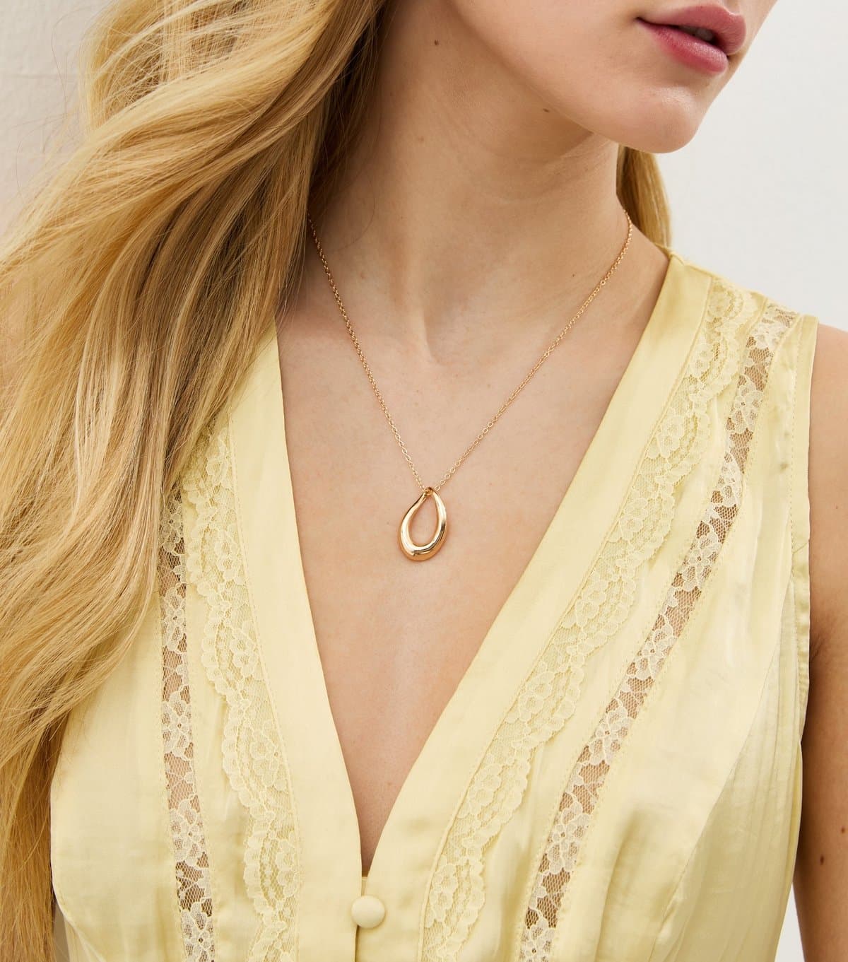 New Look Gold Tone Abstract Oval Pendant Necklace New Look