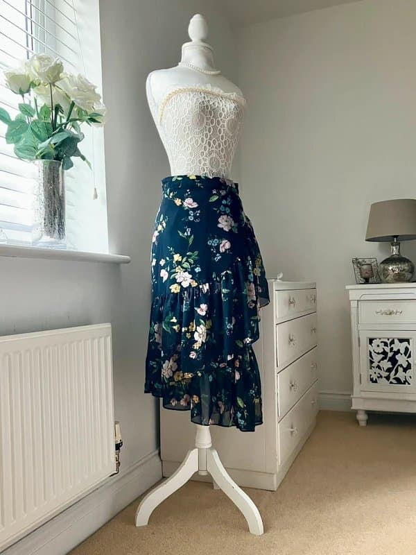Bershka Pretty Flower skirt size 8