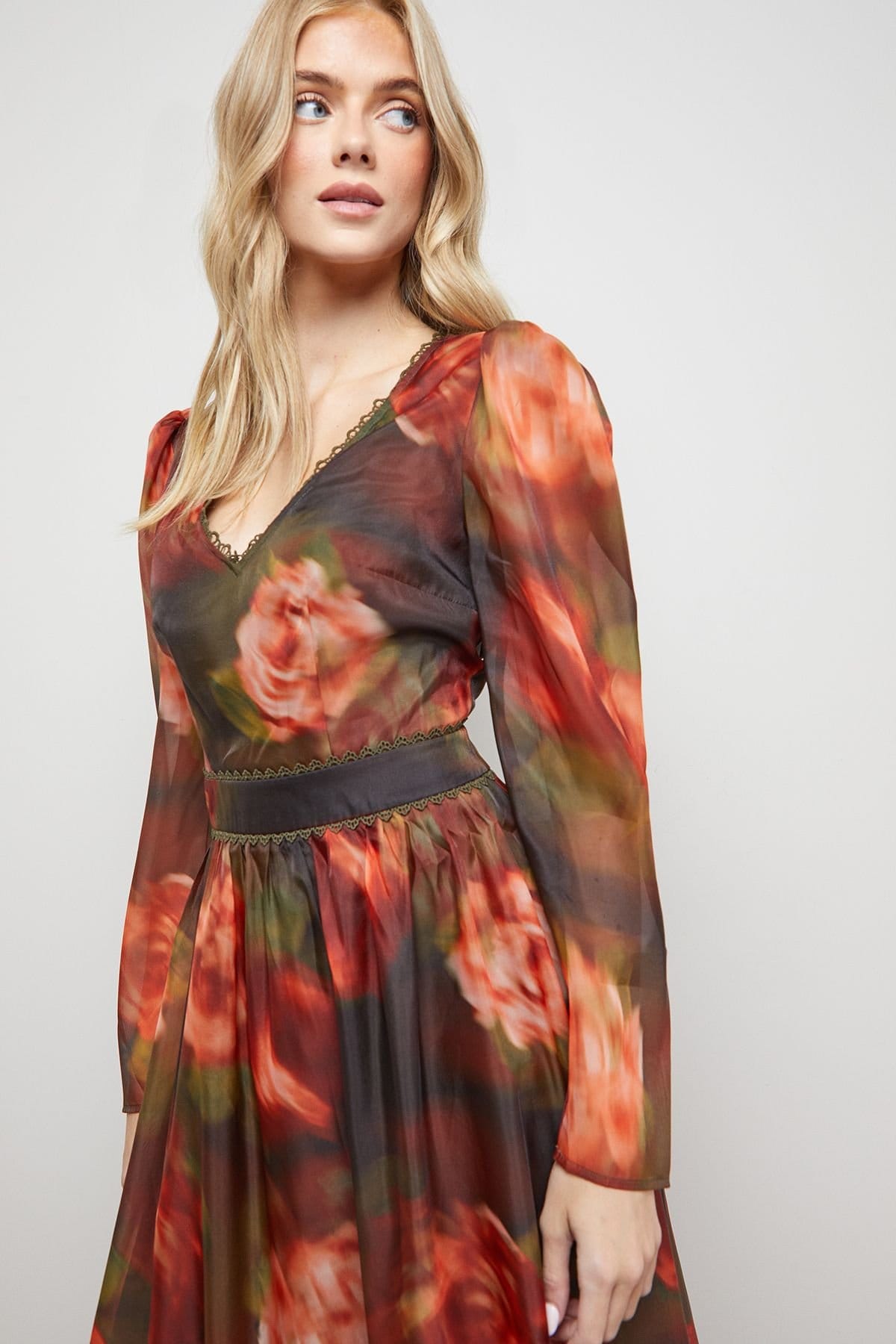 Oasis Oasis Women's V Neck Open Back Long Sleeve Midi Dress in Floral - 4