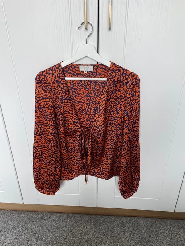 Never Fully Dressed Women’s silk Never Fully Dressed orange/navy print blouse top (NEW without tags - size M)